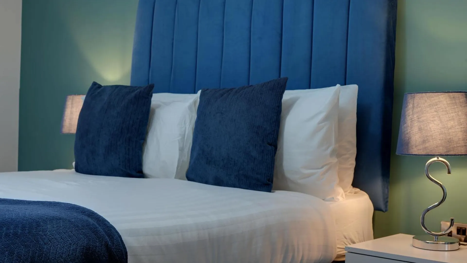 Stylish 2 Bed Apt 104 - City Centre, Free Parking, Coffee Machine & Netflix - Hosted By Stay Host Save Sheffield 0*,  Royaume-Uni